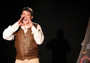 EDT, mahkumlar için oyun sahneledi